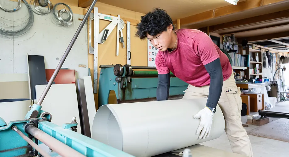 屋根板金の加工作業をする職人