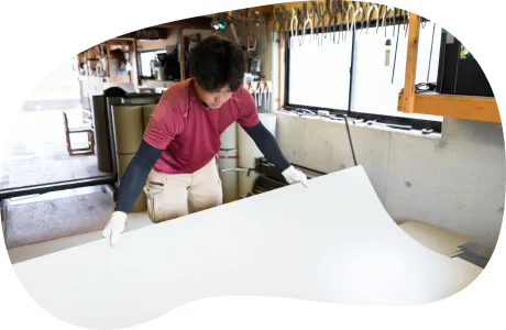 板金を加工する職人の作業風景