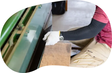 板金の端を加工する職人の手元