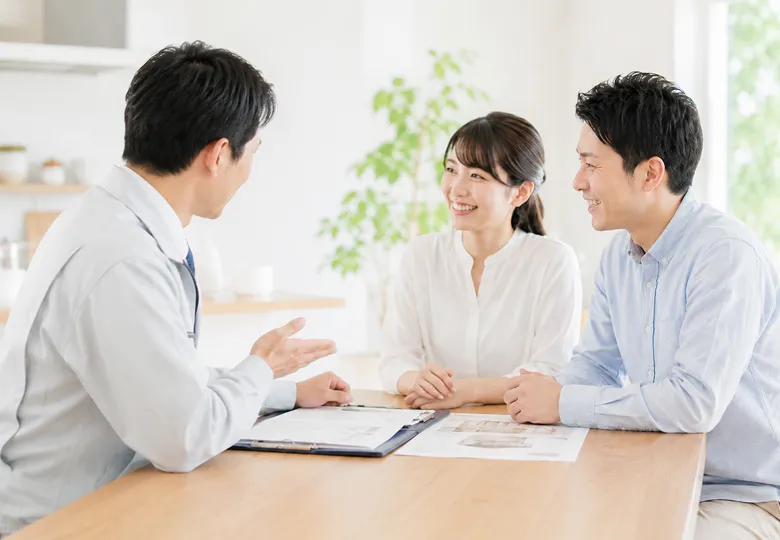 スタッフがお客様と打ち合わせをする様子