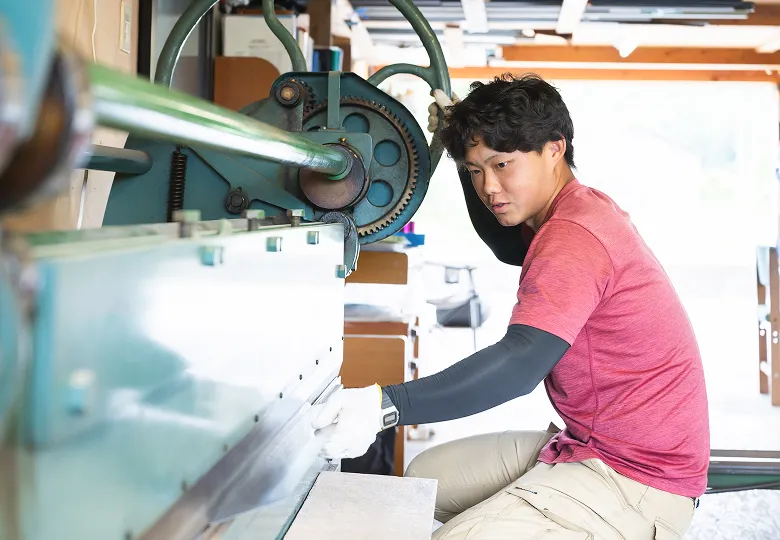 丁寧に板金加工を行う職人