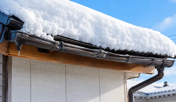 積雪で変形した雨樋の施工前の様子