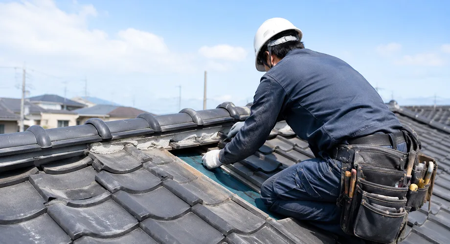 瓦屋根の点検・補修を行う職人