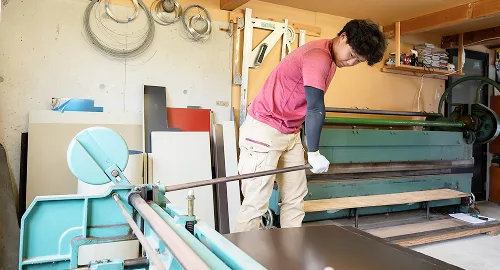 板金加工作業をする職人