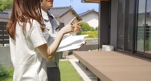 スタッフがお客様と現地で打ち合わせをする様子