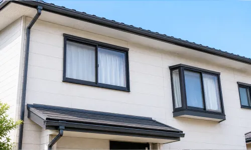 屋根と外壁を張り替えた住宅の外観